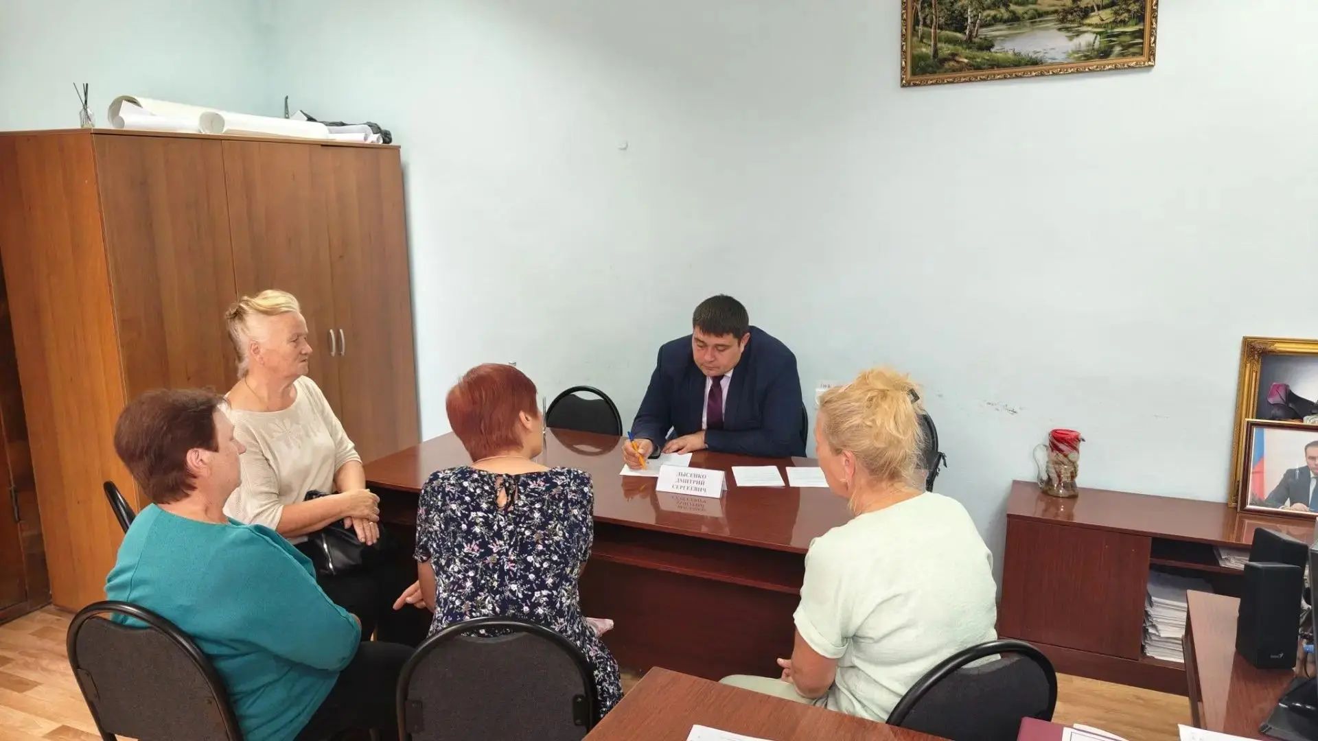Приём граждан. Все вопросы взяты под контроль